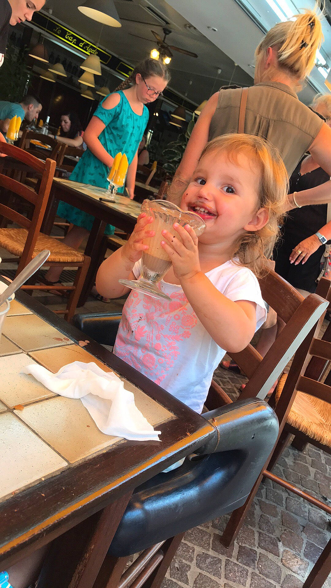 Myla participe au concours pour gagner de l'argent avec cette photo : chair, child, event, fun, happy, human_leg, joy, leisure, person, recreation, restaurant, room, sitting, smile, t_shirt, table, tableware, toddler, vacation