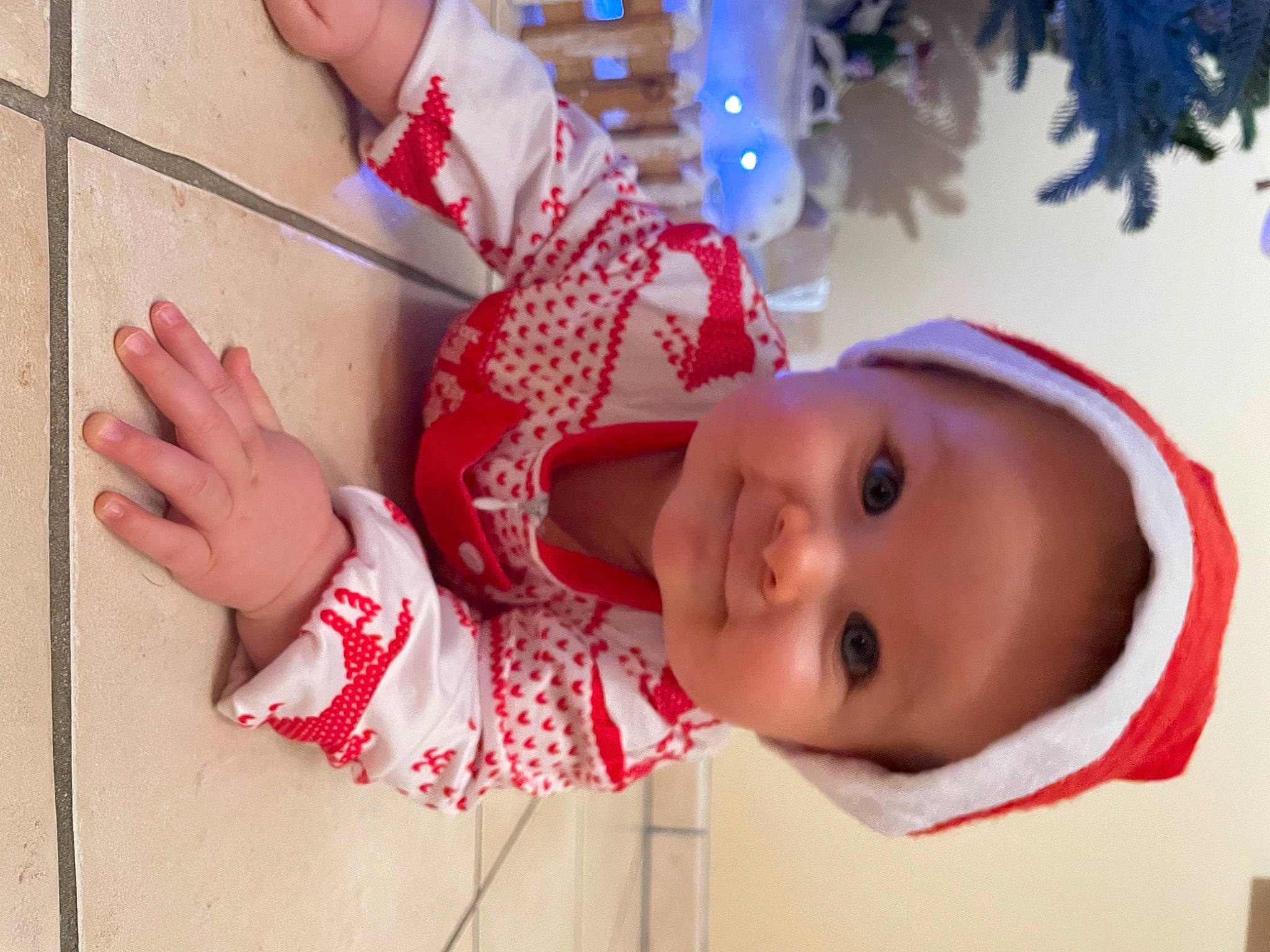 Anna participe au concours pour gagner de l&#x27;argent avec cette photo : baby, baby_toddler_clothing, carmine, cheek, child, christmas, event, happy, hat, headwear, holiday, pattern, person, pink, plant, red, room, smile, textile, toddler