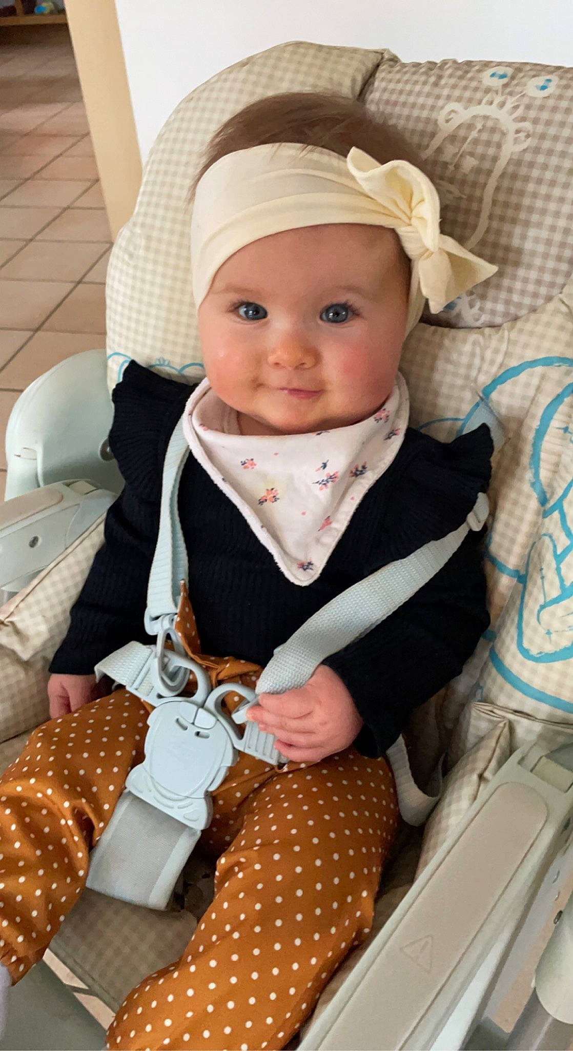 Anna participe au concours pour gagner de l&#x27;argent avec cette photo : baby, baby_safety, baby_toddler_clothing, cap, cheek, dress, eye, face, hat, headwear, iris, organ, outerwear, person, product, skin, sleeve, smile, textile, toddler