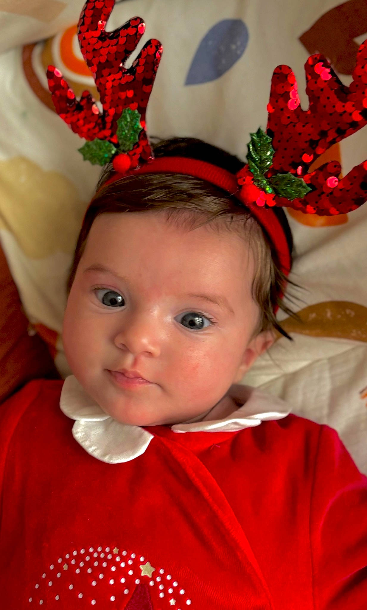 Luna a rejoint le concours — aidez-le/la à gagner de superbes lots ! baby_toddler_clothing, beauty, child, christmas, christmas_ornament, costume_hat, eye, eyelash, face, facial_expression, happy, hat, headgear, human_body, organ, person, pink, red, sleeve, toddler