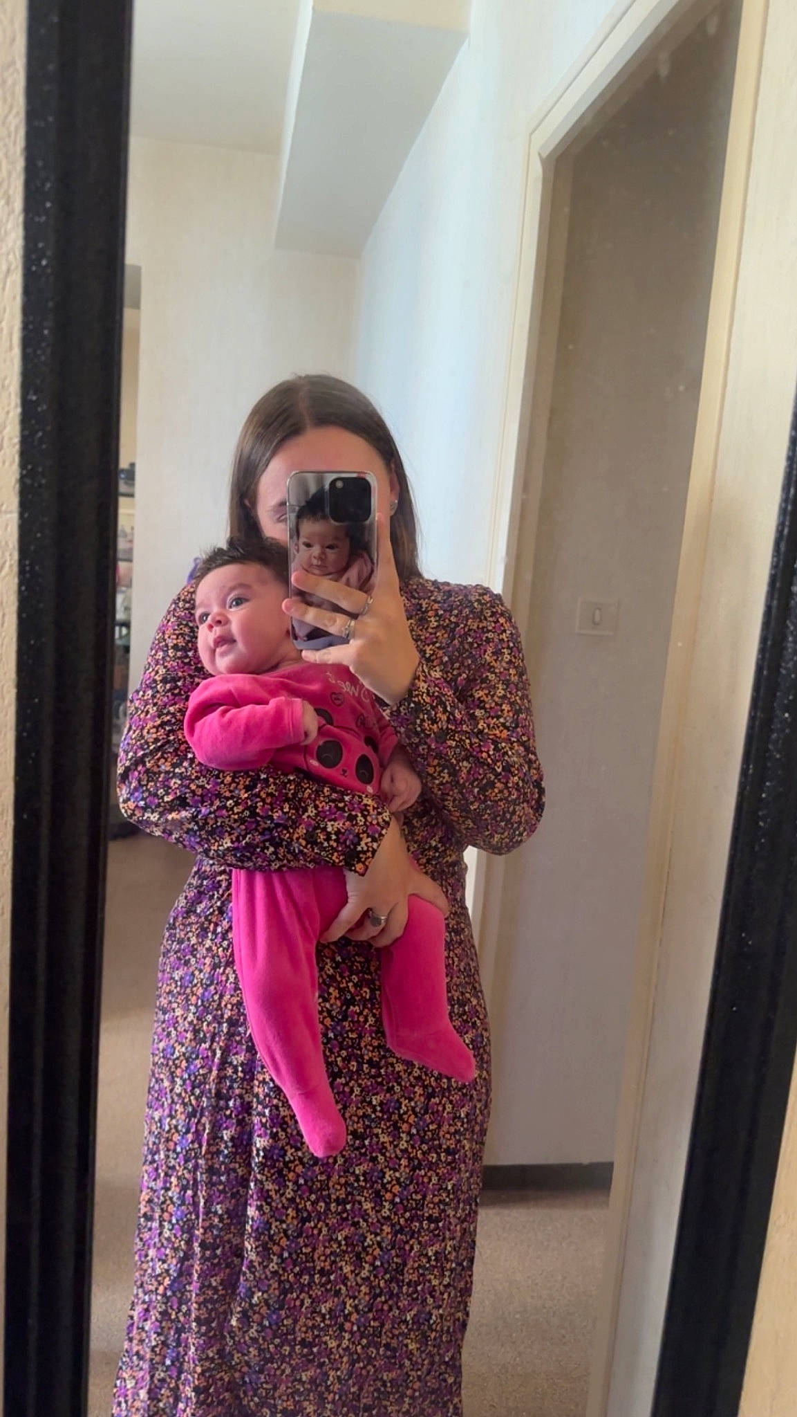 Sana a rejoint le concours — aidez-le/la à gagner de superbes lots ! baby, child, comfort, door, dress, event, eyewear, fashion_design, formal_wear, fun, gesture, happy, interaction, magenta, pattern, person, room, shoulder, skin, sunglasses