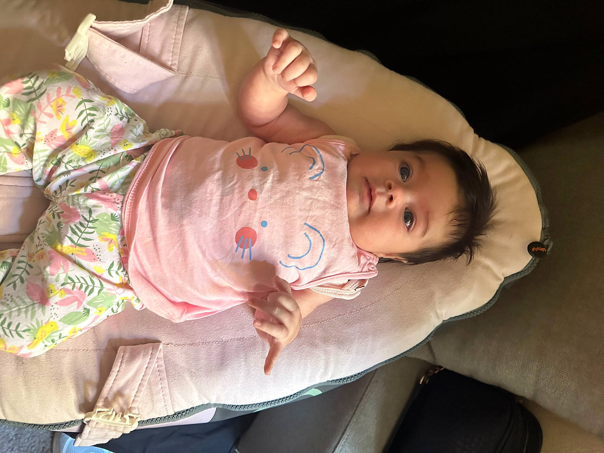 Sana a rejoint le concours — aidez-le/la à gagner de superbes lots ! baby, baby_products, baby_toddler_clothing, cheek, child, comfort, finger, hand, human_body, mouth, person, sitting, skin, sleeve, toddler