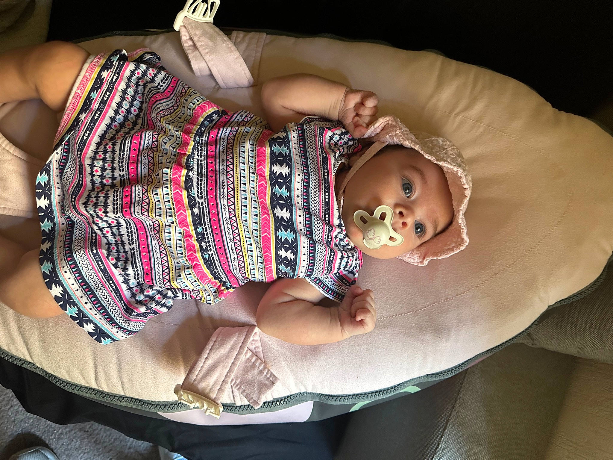 Sana participe au concours pour gagner de l'argent avec cette photo : baby, baby_products, baby_toddler_clothing, child, comfort, dress, fashion_accessory, hat, human_body, human_leg, linens, pattern, person, room, sitting, sleeve, tableware, thigh, toddler