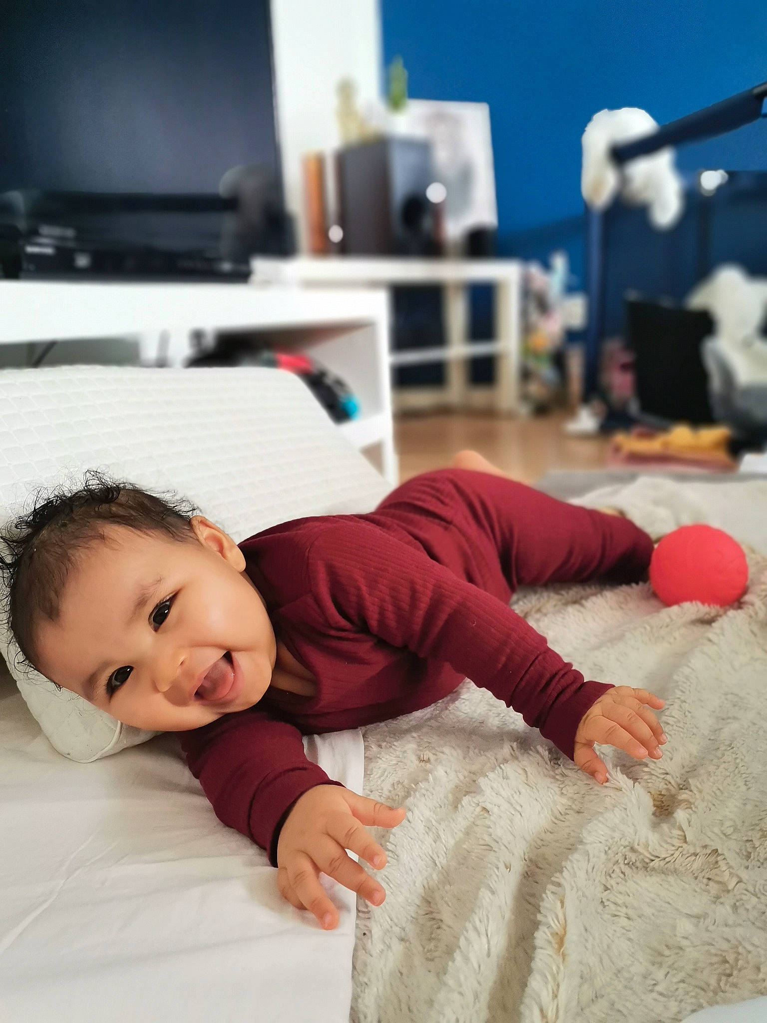 Luna participe au concours pour gagner de l'argent avec cette photo : baby, baby_toddler_clothing, bedding, carmine, carpet, child, comfort, flash_photography, flooring, fun, happy, linens, person, portrait_photography, room, sitting, sleeve, t_shirt, toddler, vacation