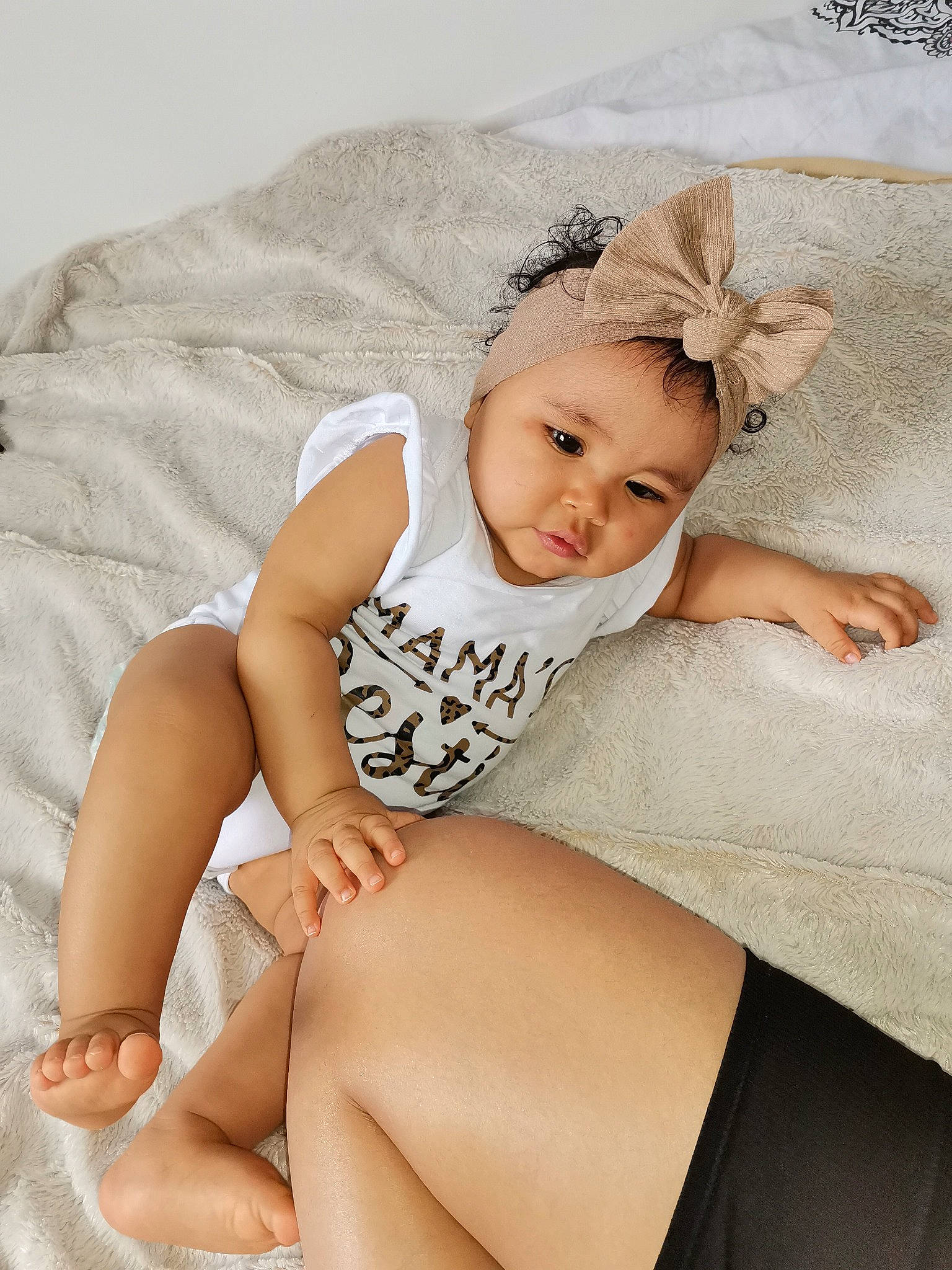 Luna participe au concours pour gagner de l'argent avec cette photo : baby, baby_toddler_clothing, child, comfort, costume_hat, embellishment, fashion_accessory, foot, happy, headband, headpiece, human_leg, knee, pattern, person, sitting, skin, sleeve, thigh, toddler