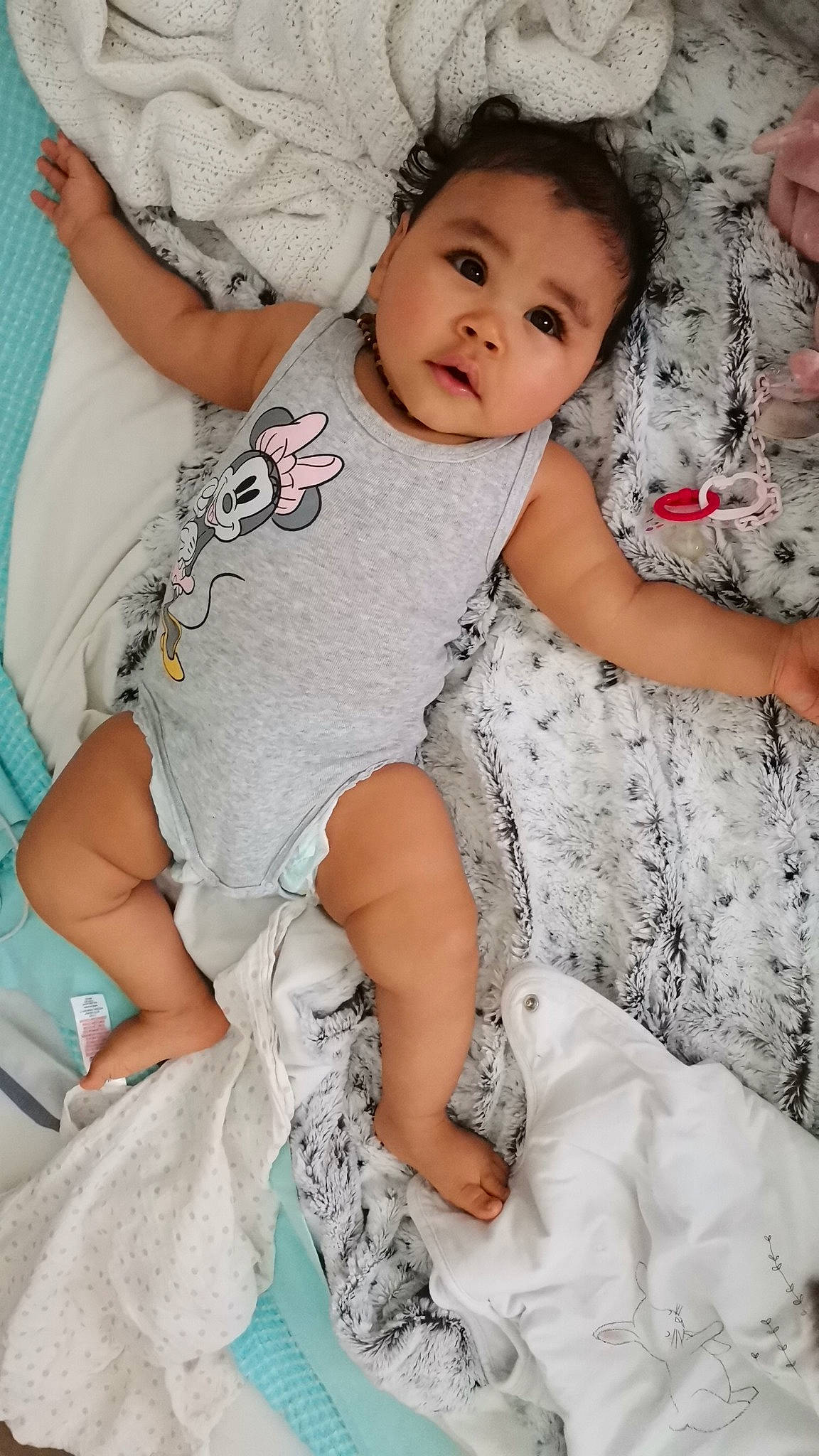 Luna participe au concours pour gagner de l'argent avec cette photo : baby, baby_toddler_clothing, comfort, elbow, eye, face, gesture, happy, human_body, iris, leg, neck, person, shoulder, skin, sleeve, smile, textile, thigh, toddler