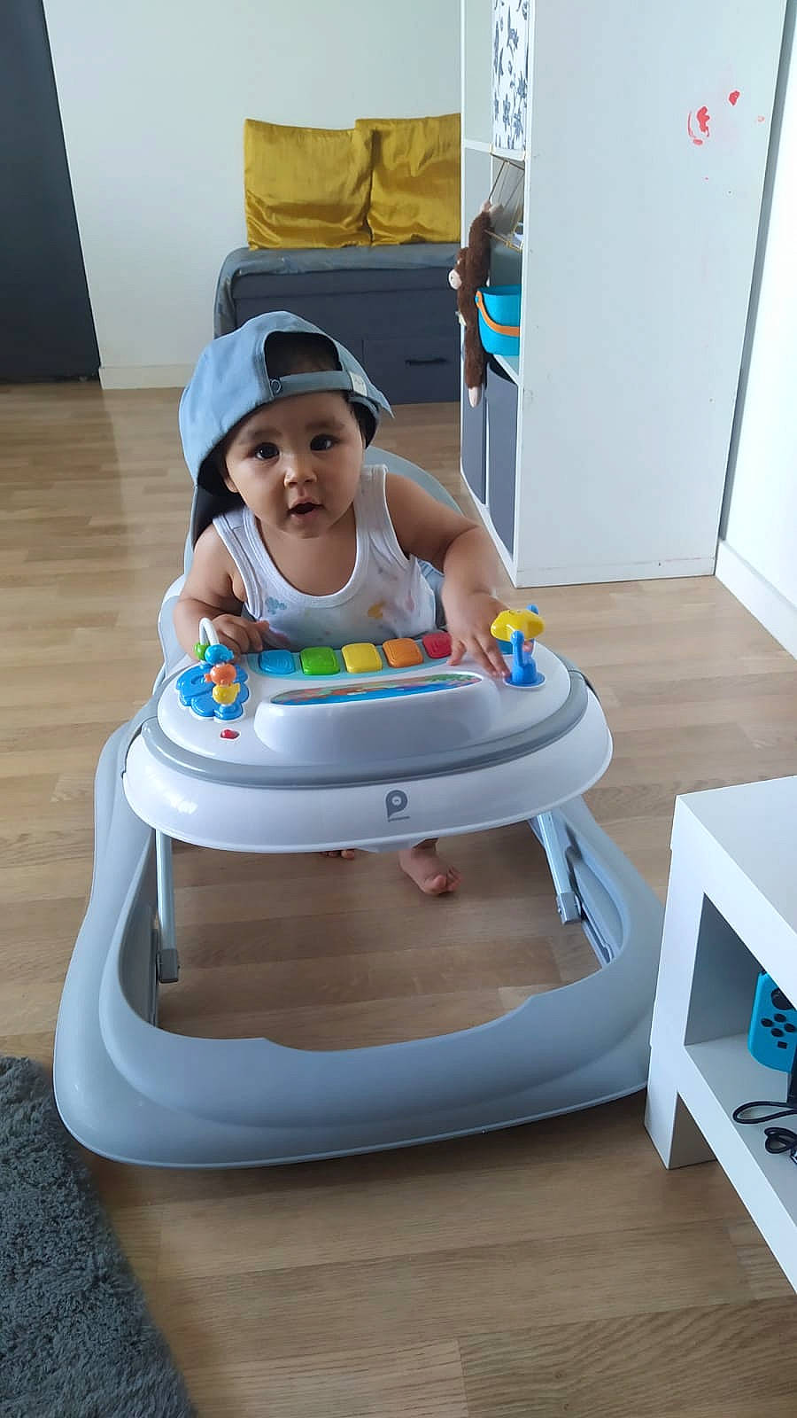 Luna participe au concours pour gagner de l'argent avec cette photo : baby, baby_products, baby_toddler_clothing, child, cleanliness, comfort, electric_blue, flooring, fun, hardwood, hat, headwear, household_supply, human_leg, leisure, person, play, sitting, thigh, toddler