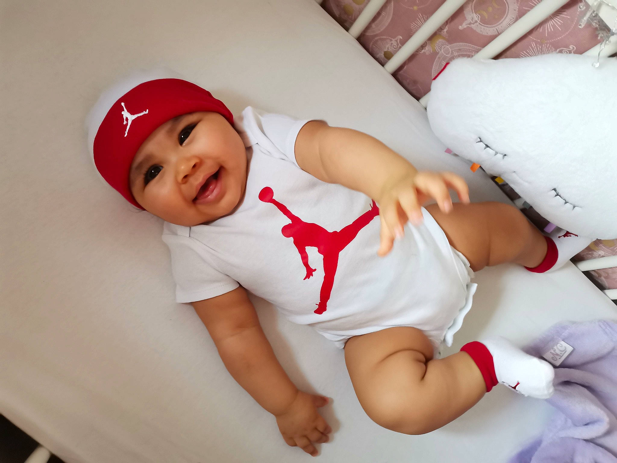 Luna a rejoint le concours — aidez-le/la à gagner de superbes lots ! arm, baby_toddler_clothing, comfort, elbow, eye, face, facial_expression, finger, gesture, happy, headwear, human_body, joy, leg, mouth, muscle, person, pink, product, skin