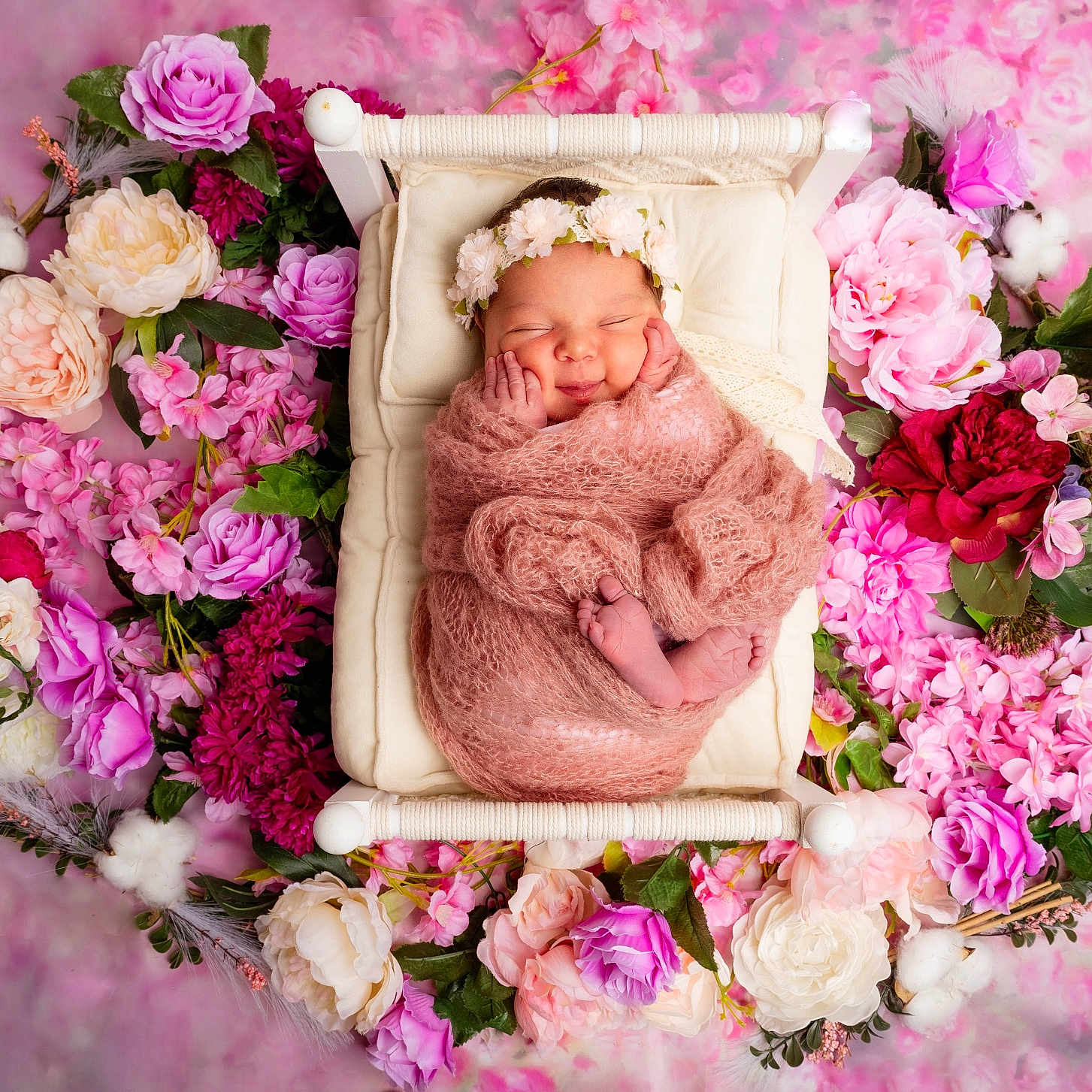 Sienna a rejoint le concours — aidez-le/la à gagner de superbes lots ! baby, bed, closeup, cute, decor, floral_arrangement, flower_crown, flowers, infant, nature, newborn, peaceful, pink, pink_blanket, portrait, sleeping, soft, tender, white, wrapped