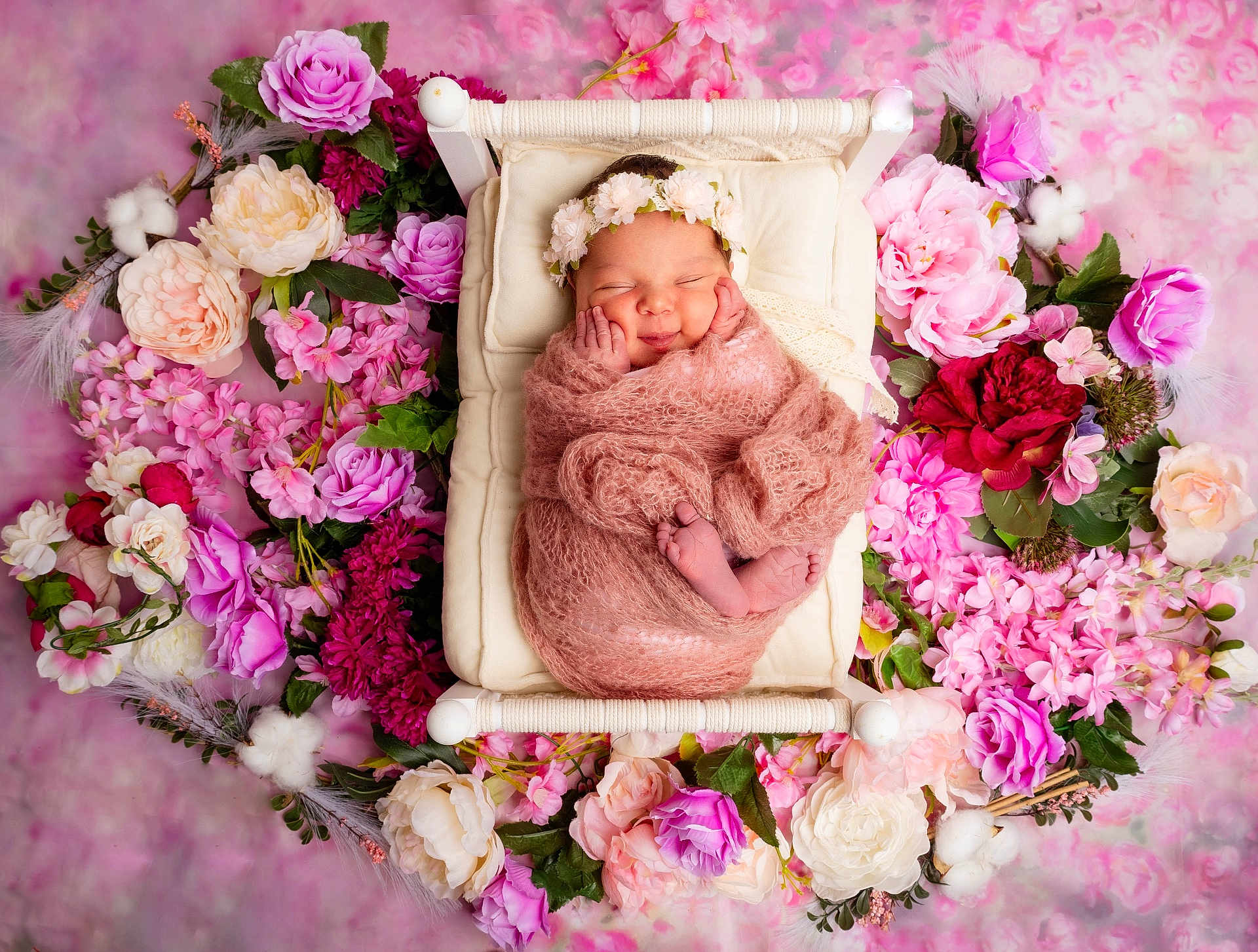 Sienna a rejoint le concours — aidez-le/la à gagner de superbes lots ! newborn, baby, sleeping, flower_crown, pink_blanket, bed, floral_arrangement, flowers, pink, white, soft, cute, peaceful, portrait, wrapped, tender, infant, decor, nature, closeup