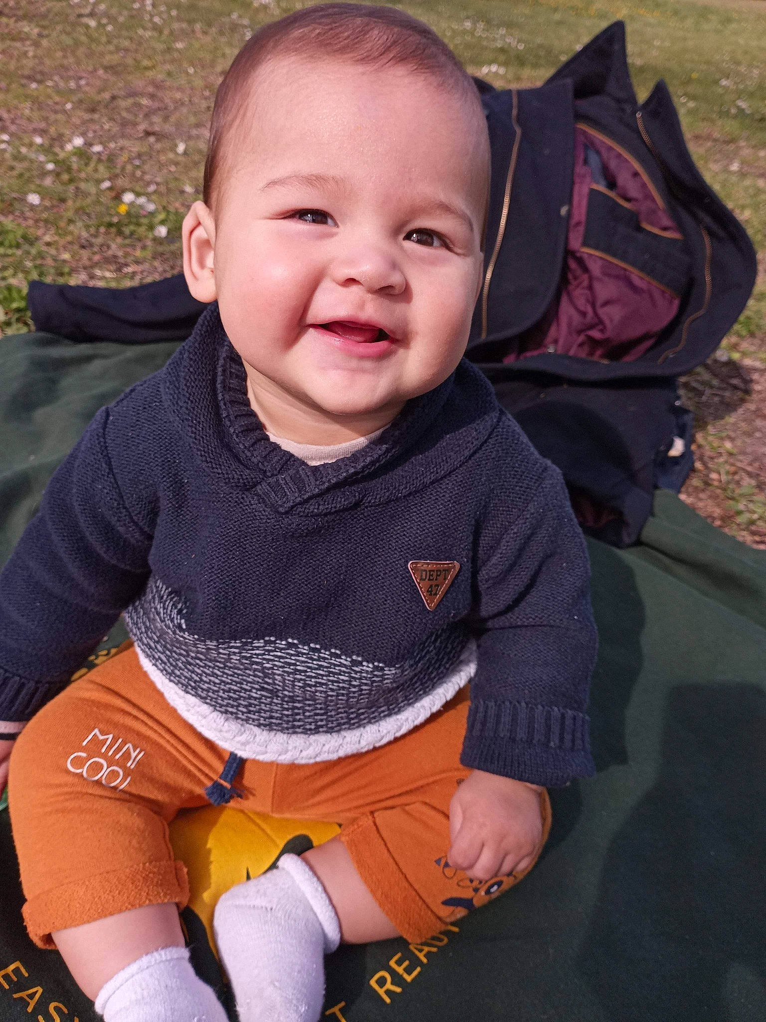 Louis participe au concours pour gagner de l'argent avec cette photo : baby, baby_products, baby_toddler_clothing, cheek, child, eye, fun, grass, happy, head, leaf, person, pink, product, sitting, skin, sleeve, smile, thigh, thumb