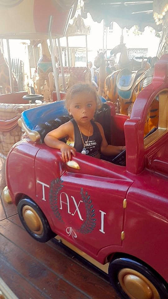 Lyne participe au concours pour gagner de l'argent avec cette photo : automotive_design, automotive_exterior, automotive_tire, automotive_wheel_system, bumper, car, classic, door, fender, hood, magenta, mode_of_transport, motor_vehicle, person, pink, riding_toy, tire, toddler, vehicle, vehicle_door