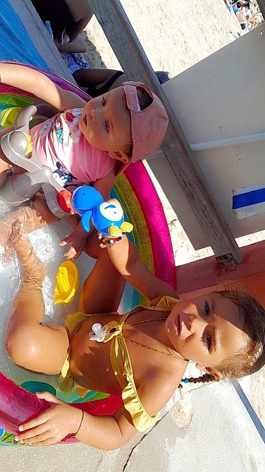 Lyne a rejoint le concours — aidez-le/la à gagner de superbes lots ! abdomen, baby, baby_products, brassiere, chest, child, event, flesh, fun, happy, hat, headwear, human_leg, leisure, person, selfie, shorts, sun_hat, thigh, toddler