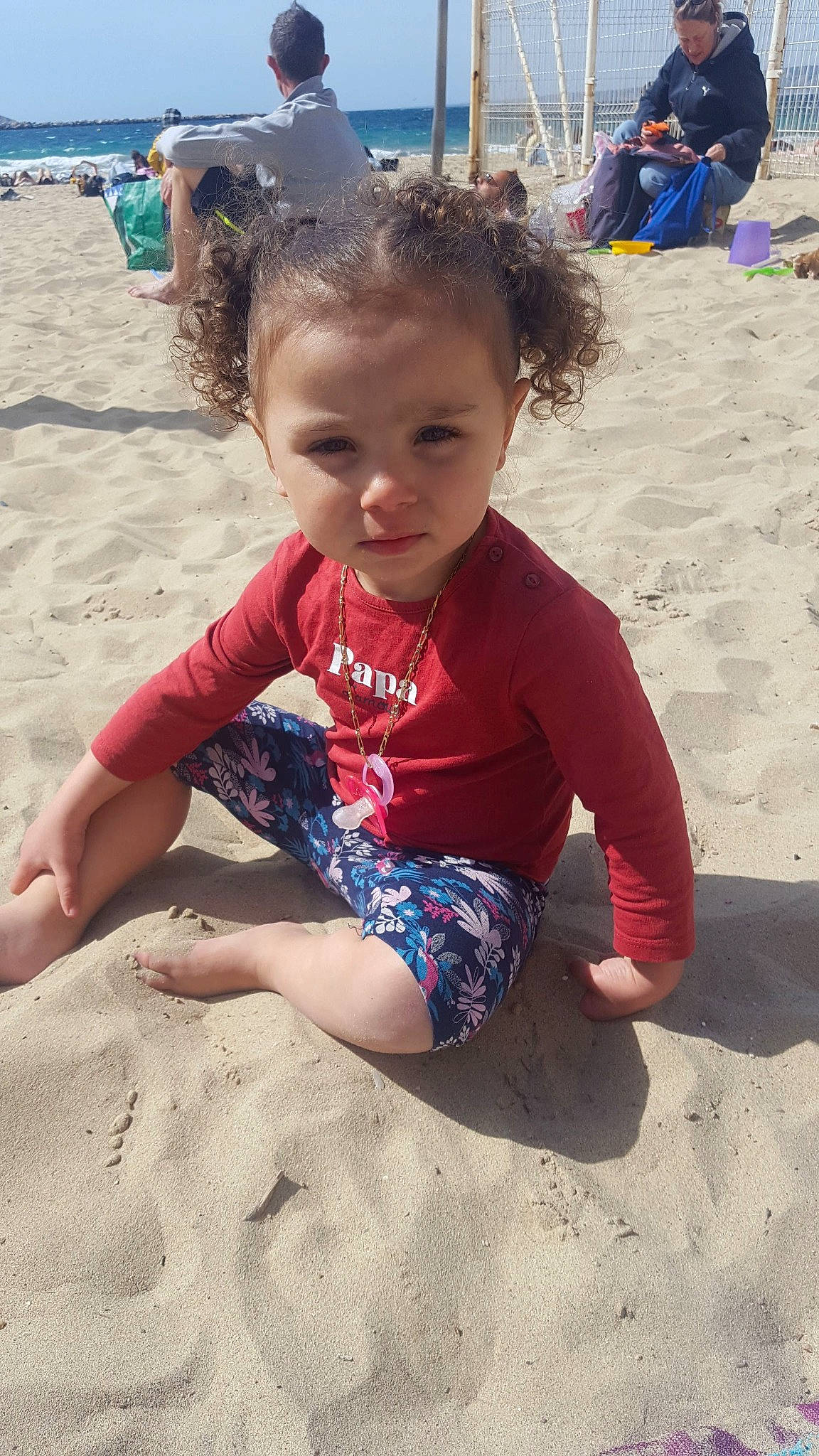 Lyne participe au concours pour gagner de l'argent avec cette photo : baby_toddler_clothing, barefoot, beach, blue, child, fun, happy, leg, leisure, people_on_beach, person, photograph, play, sand, sitting, summer, sunglasses, t_shirt, toddler, travel