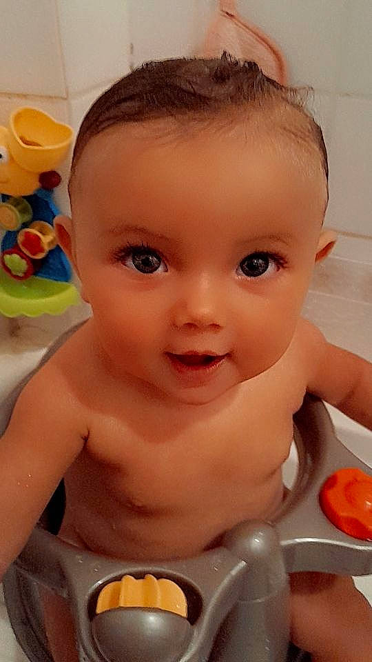 Alyah participe au concours pour gagner de l'argent avec cette photo : baby, baby_bathing, cheek, chin, eyebrow, eyelash, face, facial_expression, hairstyle, happy, head, iris, lip, mouth, muscle, nose, organ, person, product, skin