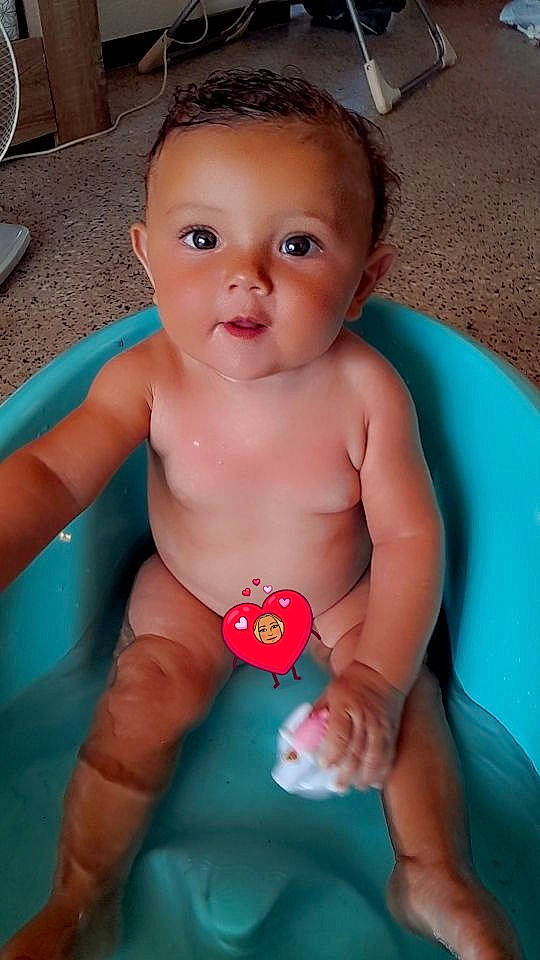 Alyah a rejoint le concours — aidez-le/la à gagner de superbes lots ! baby, baby_bathing, bathing, cheek, chest, eye, face, finger, hand, head, human_body, joint, mouth, neck, nose, organ, person, product, skin, stomach