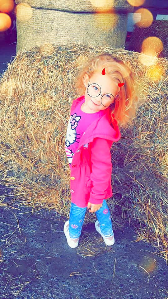 Alice participe au concours pour gagner de l'argent avec cette photo : child, doll, fun, joy, person, pink, play, smile, toddler, toy