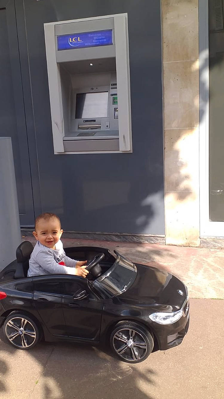 Yanis participe au concours pour gagner de l'argent avec cette photo : automotive_design, automotive_window_part, bmw, bmw_z, car, convertible, joy, luxury_vehicle, mid_size_car, person, personal_luxury_car, sports_car, subcompact_car, vehicle, wheel