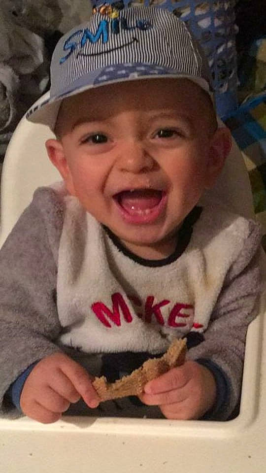 Yanis a rejoint le concours — aidez-le/la à gagner de superbes lots ! baby, baseball_cap, cap, child, facial_expression, headgear, headwear, laugh, person, smile, toddler, tooth