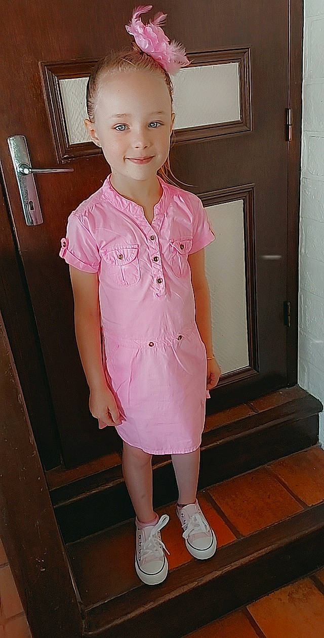 Maeline participe au concours pour gagner de l'argent avec cette photo : child, child_model, clothing, dress, footwear, joy, leg, person, pink, shoe, shoulder, sleeve, standing, toddler