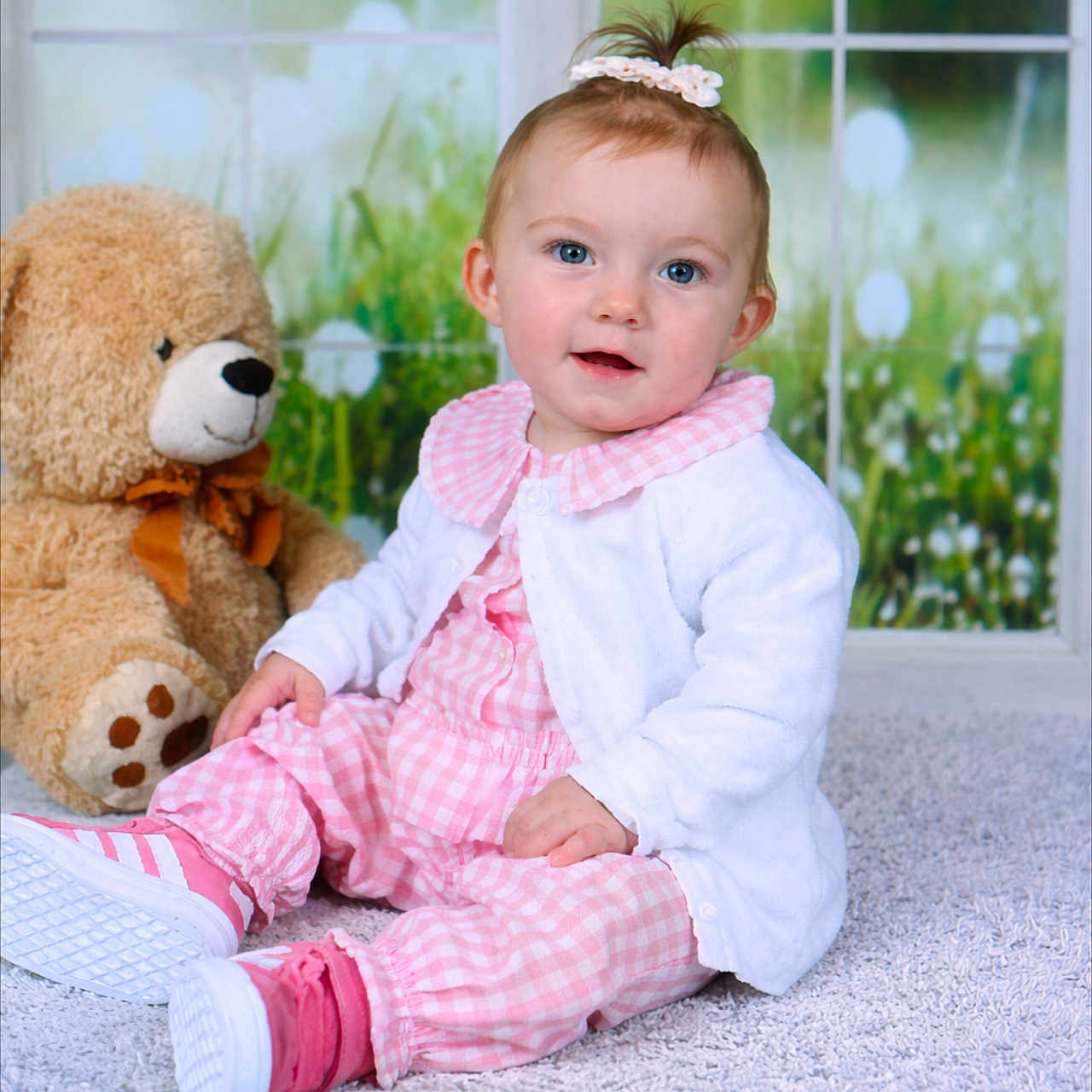 Azélya participe au concours pour gagner de l'argent avec cette photo : baby, child, toddler, pink_clothing, white_cardigan, sitting, carpet, teddy_bear, stuffed_animal, blue_eyes, pony_tail, indoor, window, greenery, soft_light, cute, portrait, smiling, playful, cozy