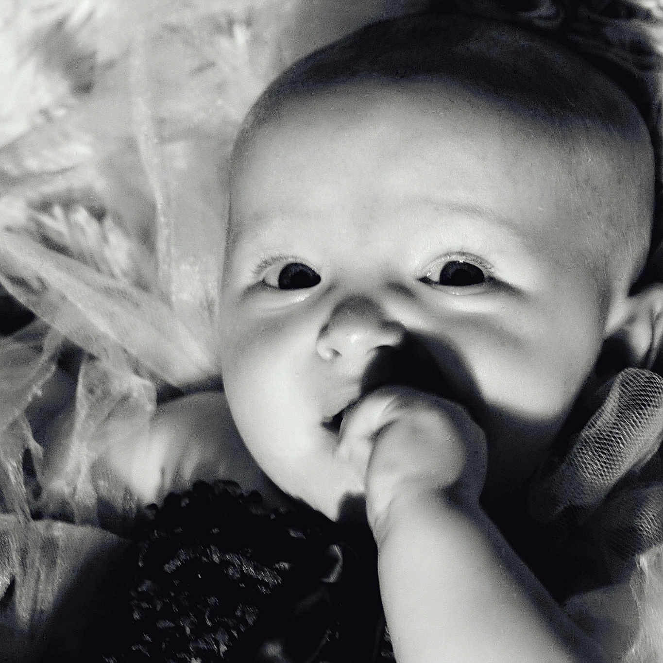 Maey participe au concours pour gagner de l'argent avec cette photo : baby, black_and_white, cheek, child, eye, face, facial_expression, gesture, monochrome, monochrome_photography, mouth, nose, photograph, photography, portrait, portrait_photography, smile, snapshot, stock_photography, toddler