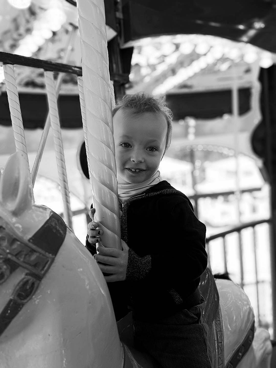 Maëy a rejoint le concours — aidez-le/la à gagner de superbes lots ! black_and_white, child, city, eye, facial_expression, flash_photography, fun, hairstyle, happy, joy, leisure, monochrome, monochrome_photography, motor_vehicle, person, recreation, sitting, standing, street, style