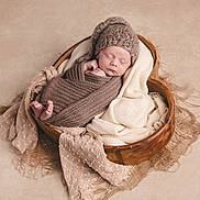 Hugo a rejoint le concours — aidez-le/la à gagner de superbes lots ! newborn, baby, sleeping, knitted_hat, knitted_wrap, heart_shaped_bowl, blanket, cozy, soft_texture, infant, portrait, cute, peaceful, wrapped, wooden_bowl, studio, warm_colors, resting, child, baby_feet