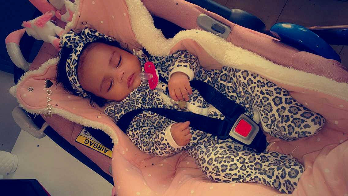 Anaë participe au concours pour gagner de l'argent avec cette photo : baby, child, finger, fun, hand, leg, nail, person, play, thigh, thumb, toddler