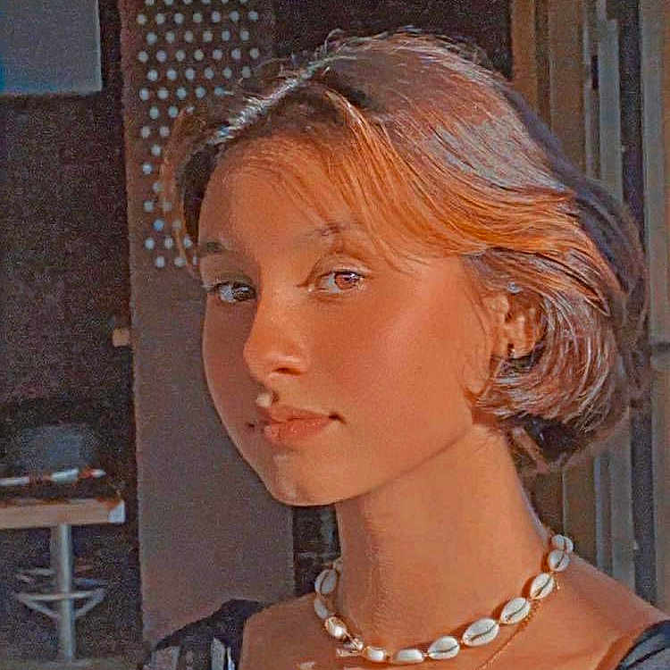 Noémie a rejoint le concours — aidez-le/la à gagner de superbes lots ! art, bangs, chin, eyebrow, eyelash, eyewear, fashion_design, forehead, hair, jaw, layered_hair, lip, lipstick, makeover, neck, painting, shoulder, street_fashion, wig, window
