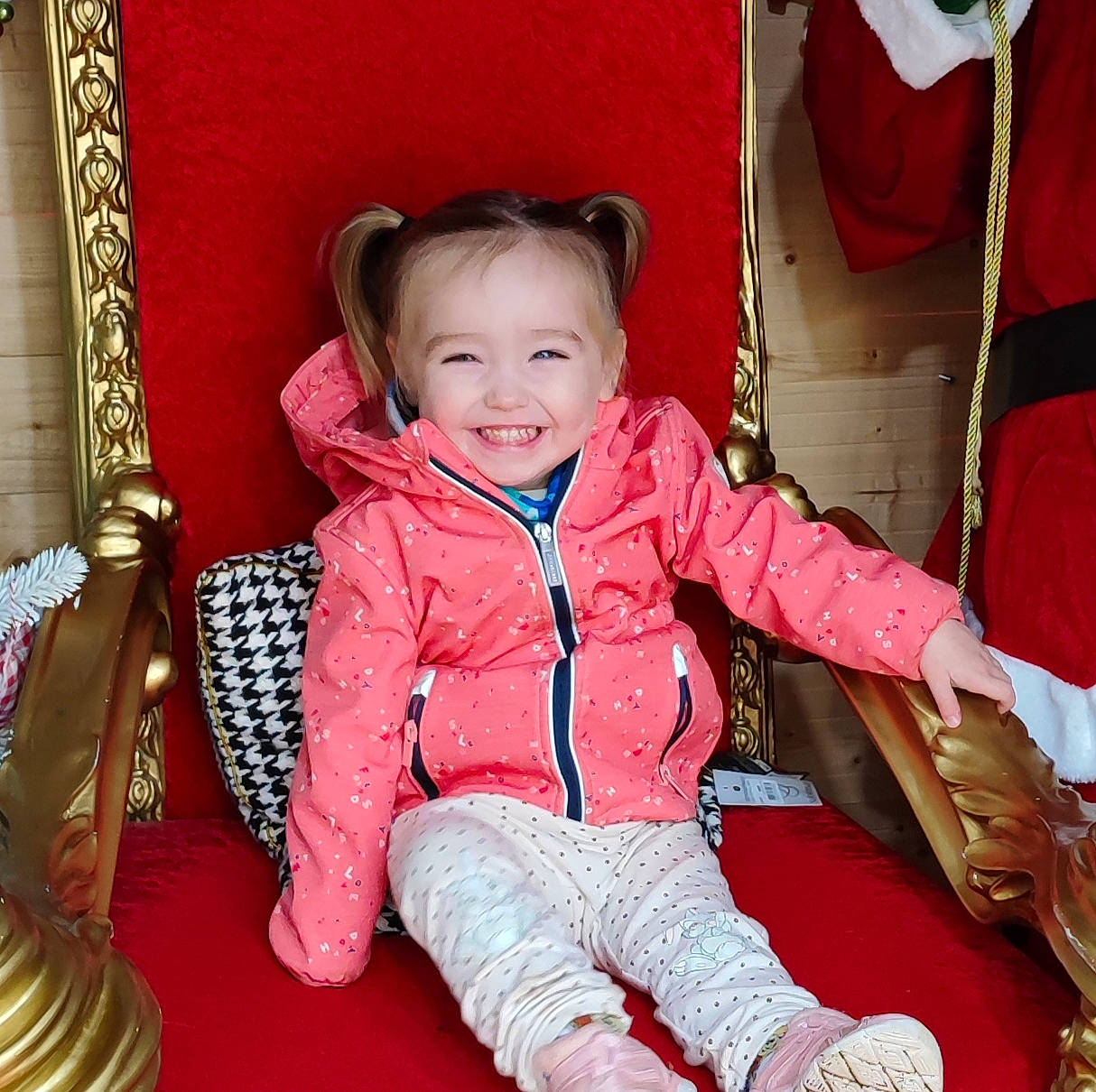 Rebecca a rejoint le concours — aidez-le/la à gagner de superbes lots ! baby, baby_toddler_clothing, cheek, child, comfort, eye, fun, happy, joy, lap, leg, leisure, outerwear, person, red, room, sitting, sleeve, smile, standing