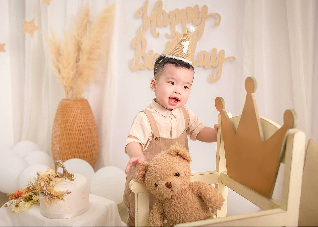 David a rejoint le concours — aidez-le/la à gagner de superbes lots ! baby, baby_toddler_clothing, baby_toys, child, comfort, curtain, event, fashion_accessory, fur, happy, lamp, lighting_accessory, peach, person, room, sitting, sleeve, stuffed_toy, textile, toddler