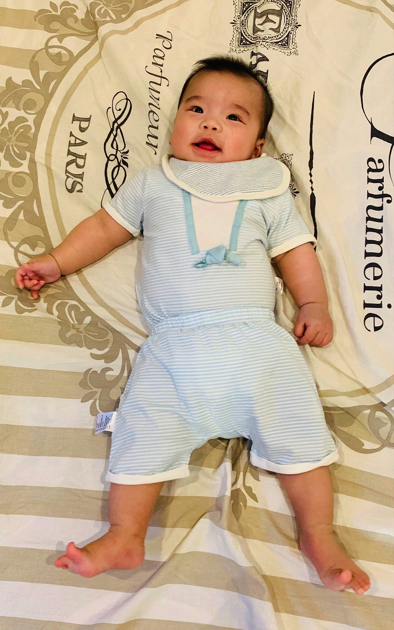 David a rejoint le concours — aidez-le/la à gagner de superbes lots ! baby, baby_toddler_clothing, barefoot, child, comfort, face, fashion_design, foot, happy, human_leg, knee, pattern, person, photograph, sitting, sleeve, smile, thigh, thumb, toddler