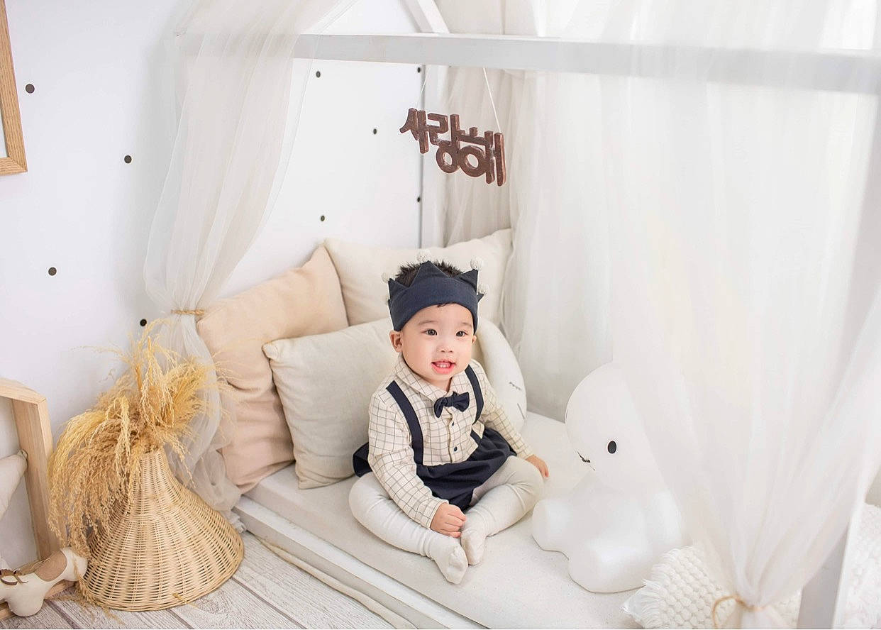David a rejoint le concours — aidez-le/la à gagner de superbes lots ! child, comfort, couch, curtain, event, eye, face, flooring, happy, headwear, interior_design, linens, people, person, room, sitting, textile, toddler, toy, white