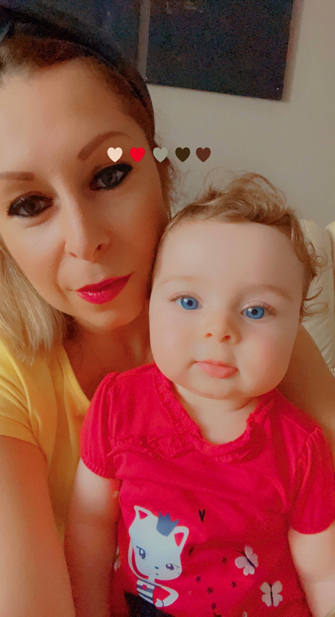 Ilenia a rejoint le concours — aidez-le/la à gagner de superbes lots ! cheek, chin, eye, eyebrow, eyelash, face, forehead, gesture, happy, head, iris, lip, lipstick, mouth, muscle, neck, nose, organ, person, shoulder