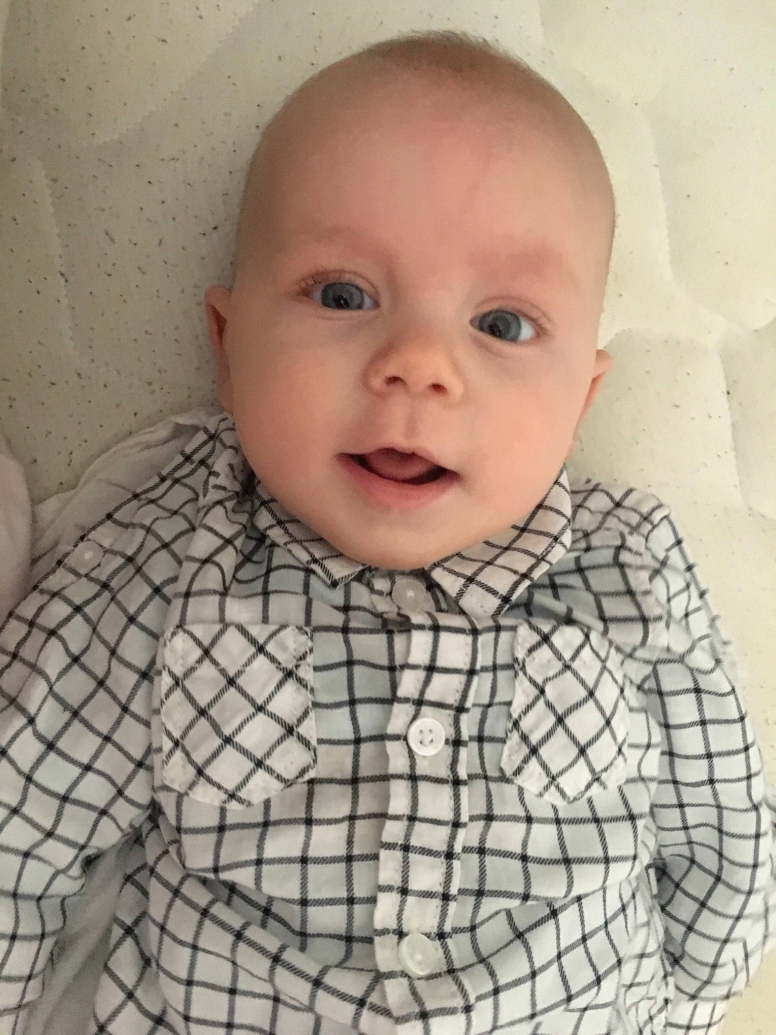 Mikael participe au concours pour gagner de l'argent avec cette photo : baby, cheek, child, chin, design, eye, face, facial_expression, forehead, head, iris, lip, mouth, nose, pattern, person, photography, portrait, skin, smile