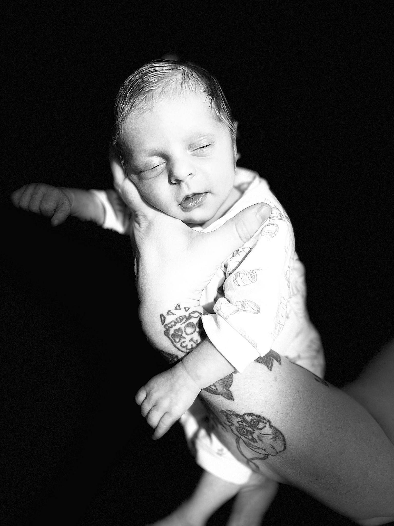 Saphira is registered to the contest to win money with this photo: black_and_white, elbow, eye, finger, flash_photography, gesture, happy, human_body, joint, knee, leg, monochrome, monochrome_photography, neck, person, sleeve, smile, style, t_shirt, thigh