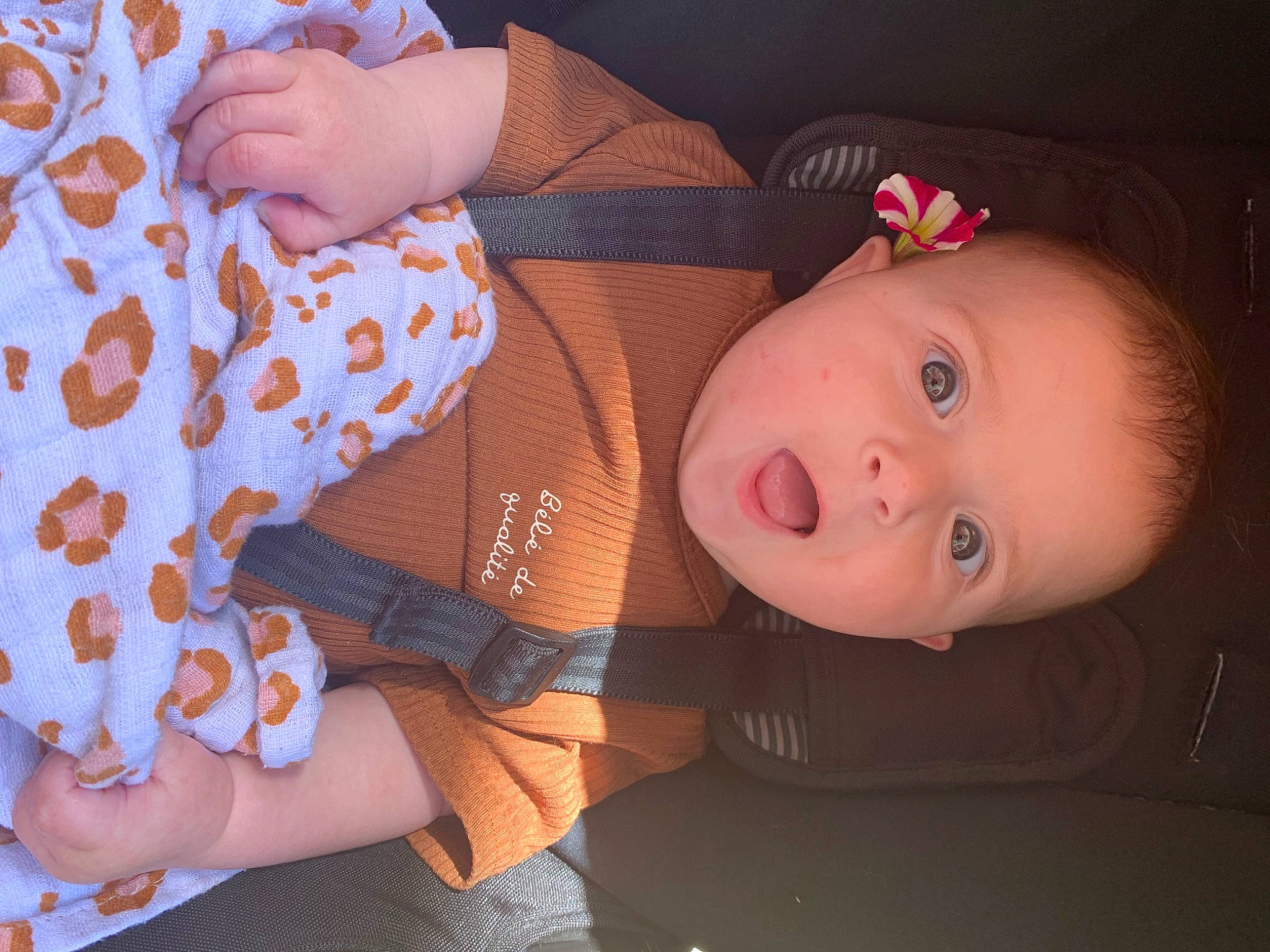 Danaé a rejoint le concours — aidez-le/la à gagner de superbes lots ! baby, baby_products, baby_toddler_clothing, child, comfort, dress, hand, hat, human_body, lip, nail, neck, nose, pattern, person, skin, sleeve, smile, surprise, textile