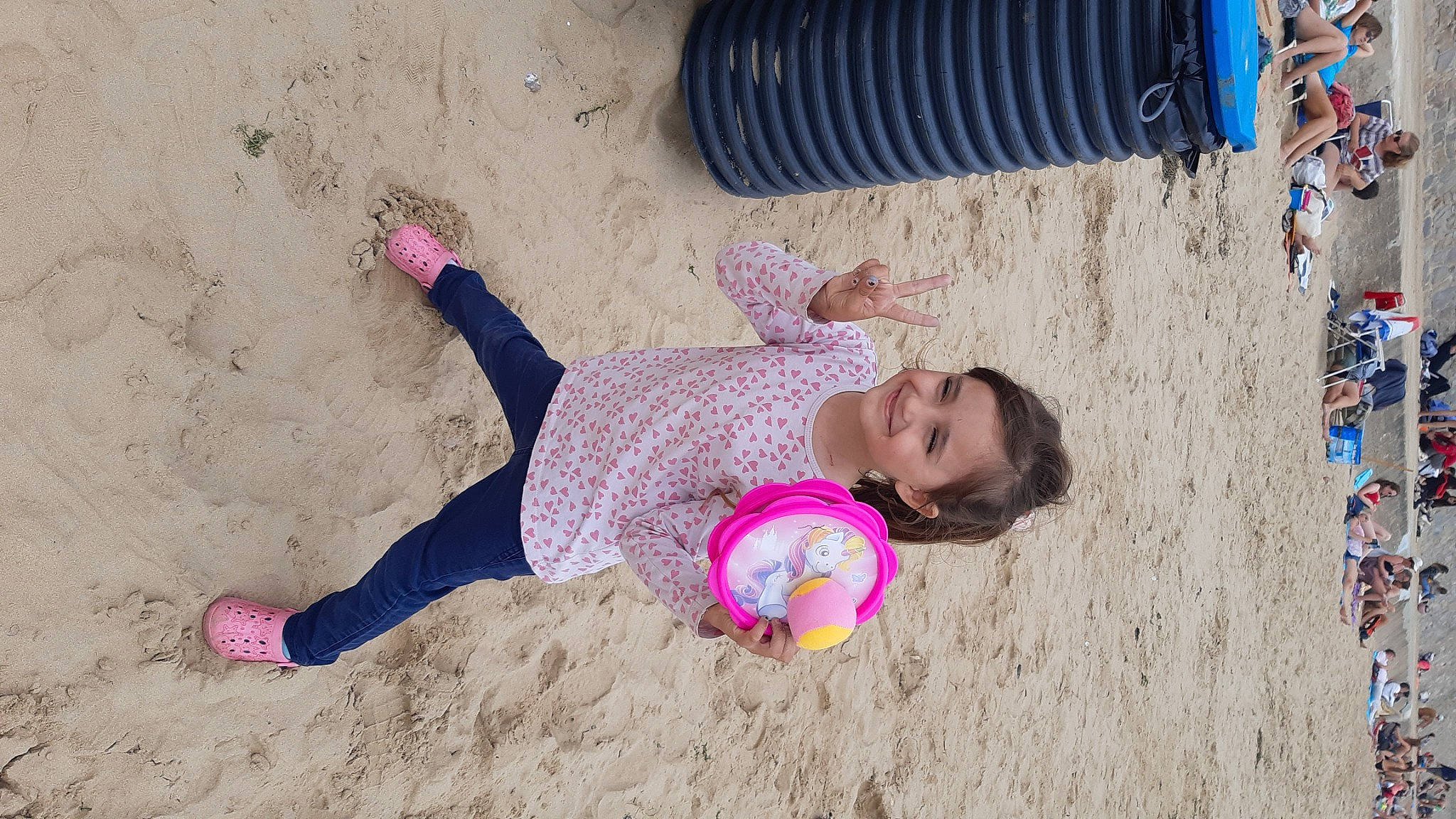 Mélinda a rejoint le concours — aidez-le/la à gagner de superbes lots ! beach, child, foot, fun, hairstyle, happy, joy, knee, leisure, magenta, pattern, people_in_nature, person, pink, play, recreation, sand, sitting, soil, sunglasses