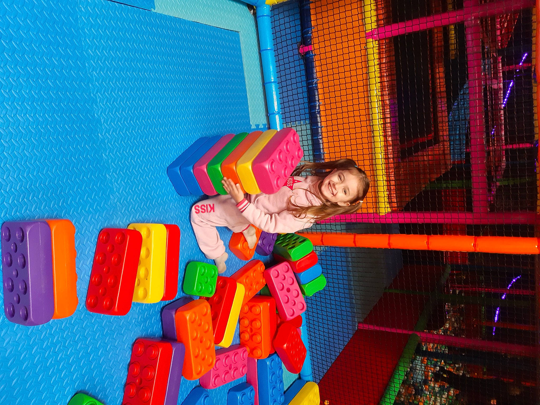 Mélinda participe au concours pour gagner de l'argent avec cette photo : art, child, electric_blue, entertainment, event, fictional_character, fun, joy, leisure, magenta, net, paint, party, pattern, person, plastic, play, public_event, recreation, toy