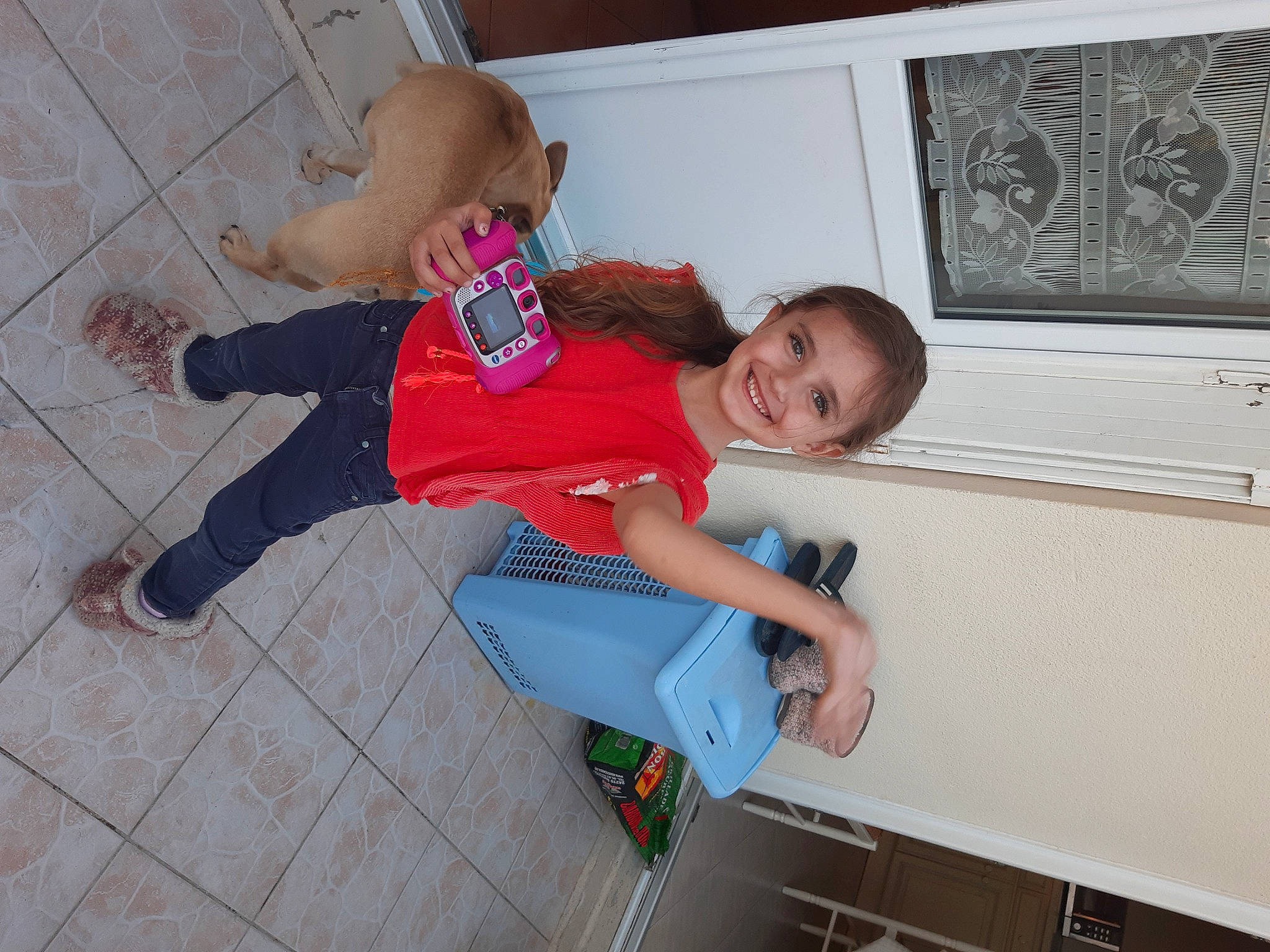 Mélinda participe au concours pour gagner de l'argent avec cette photo : comfort, elbow, finger, fun, happy, human_leg, joint, joy, knee, leg, mammal, person, picture_frame, sandal, shoe, shorts, smile, sneakers, standing, t_shirt