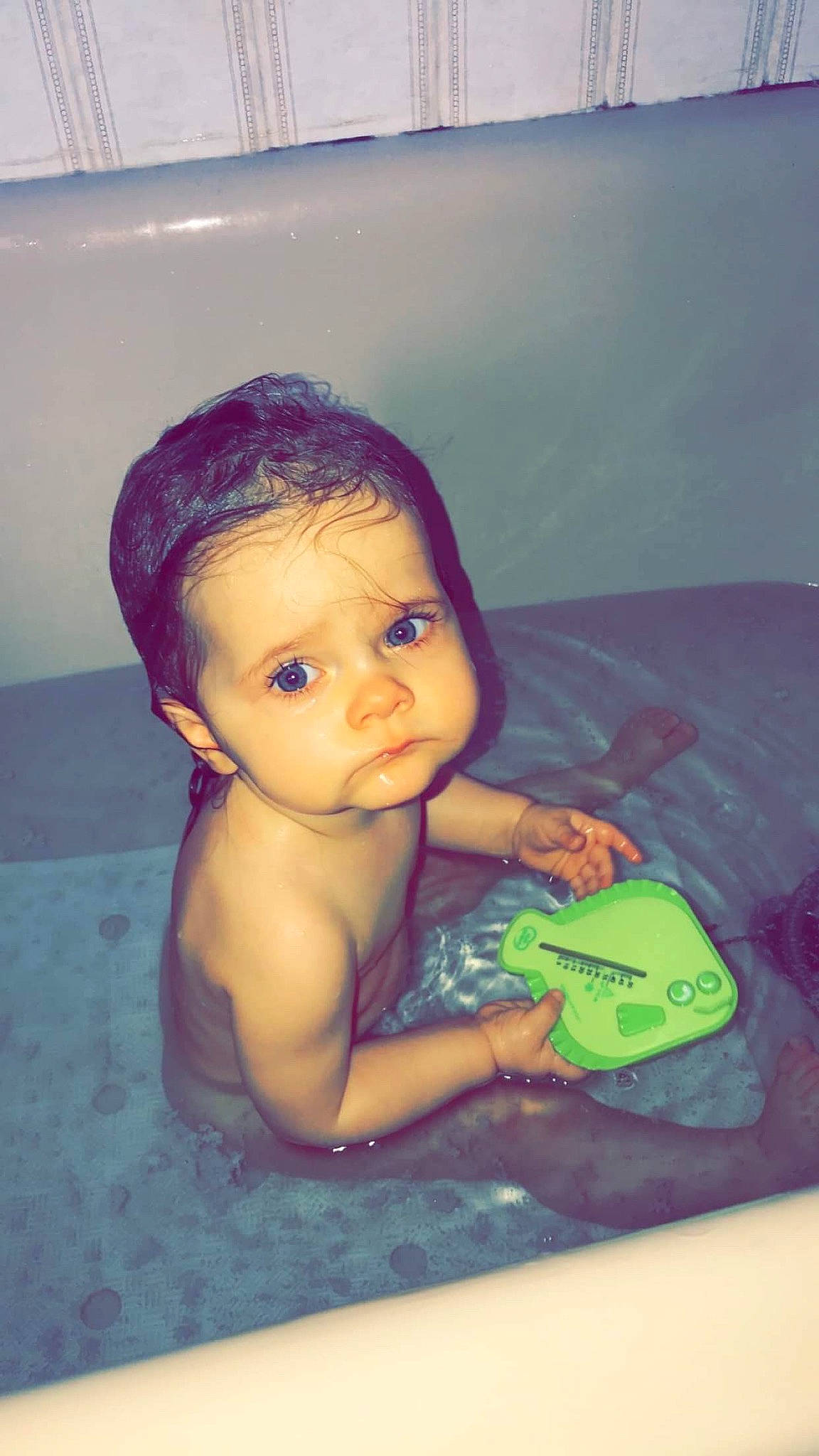 Maëlyne participe au concours pour gagner de l'argent avec cette photo : baby, baby_bathing, bathing, bathtub, child, eye, face, forehead, fun, head, leisure, person, recreation, skin, toddler, vacation