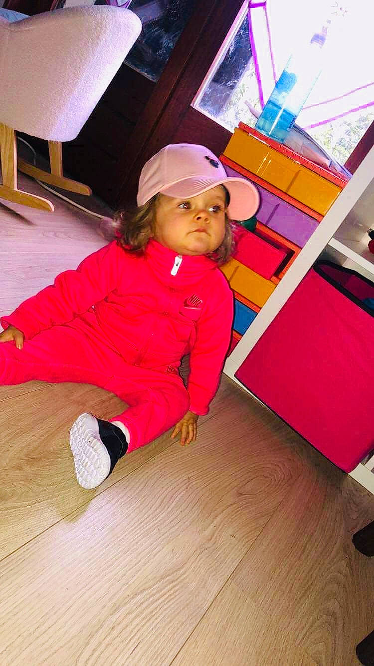 Maëlyne participe au concours pour gagner de l'argent avec cette photo : child, magenta, person, pink, play, toddler