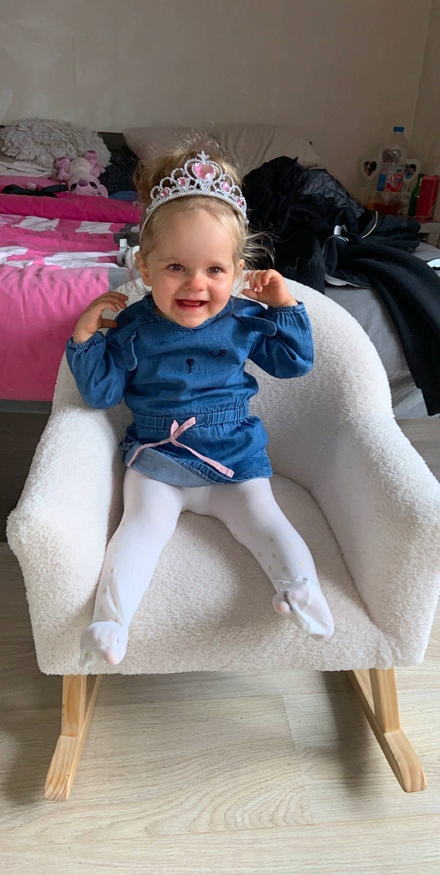 Maëlyne participe au concours pour gagner de l'argent avec cette photo : baby, child, furniture, hair_accessory, joy, person, toddler