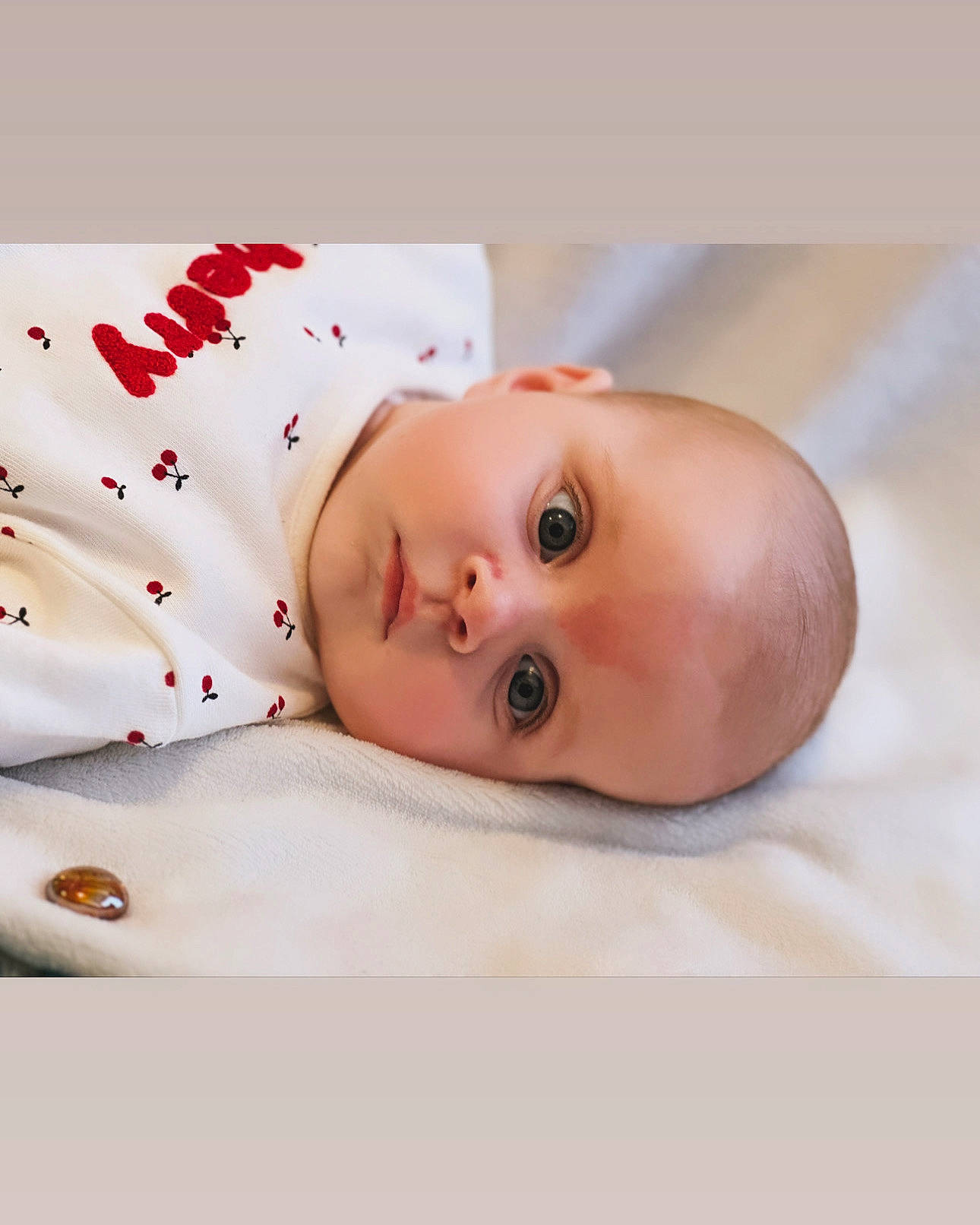 Ajlina a rejoint le concours — aidez-le/la à gagner de superbes lots ! baby, baby_products, baby_toddler_clothing, carmine, child, collar, comfort, eyelash, fashion_accessory, happy, linens, pattern, person, portrait_photography, sleeve, toddler