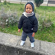Wesna participe au concours pour gagner de l'argent avec cette photo : child, toddler, smile, beanie, jacket, scarf, sneakers, standing, concrete_ledge, grass, park, shrubbery, outdoor, portrait, happy, cute, winter_clothing, walking_path, bench, person