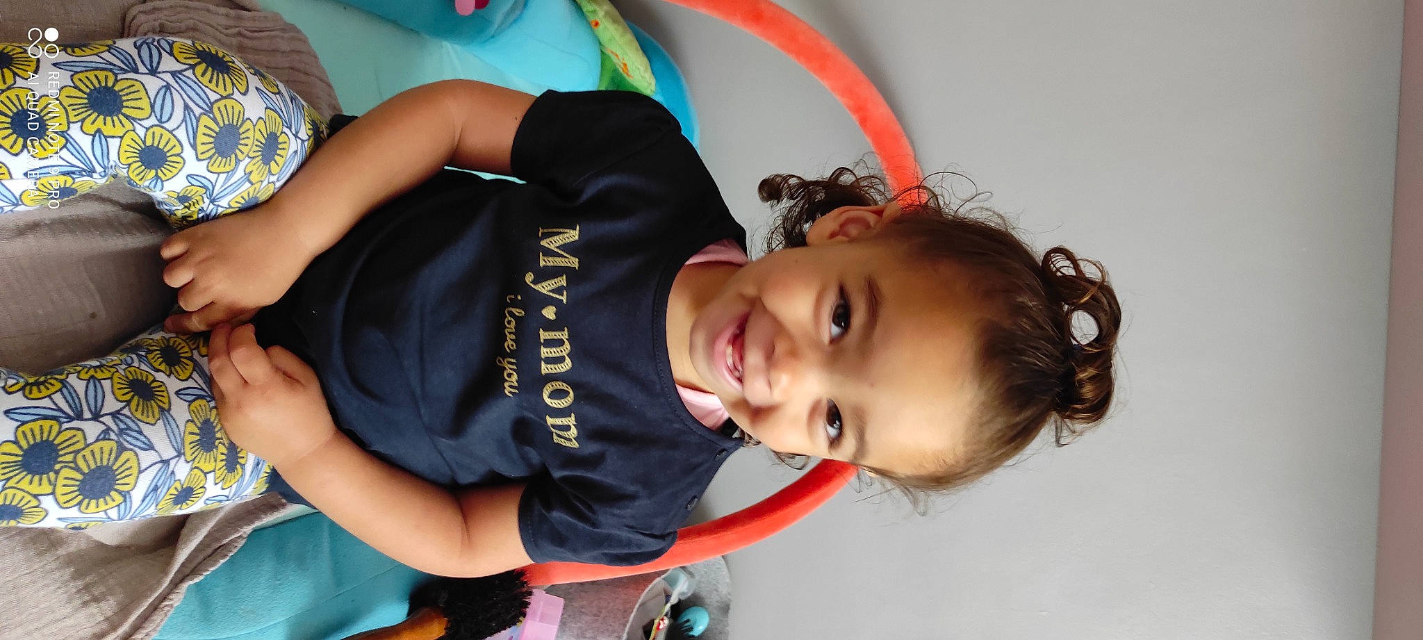 Maïna a rejoint le concours — aidez-le/la à gagner de superbes lots ! arm, baby, baby_products, child, elbow, eyelash, fashion_accessory, fun, happy, hat, human, joy, leisure, person, play, recreation, sitting, skin, smile, t_shirt