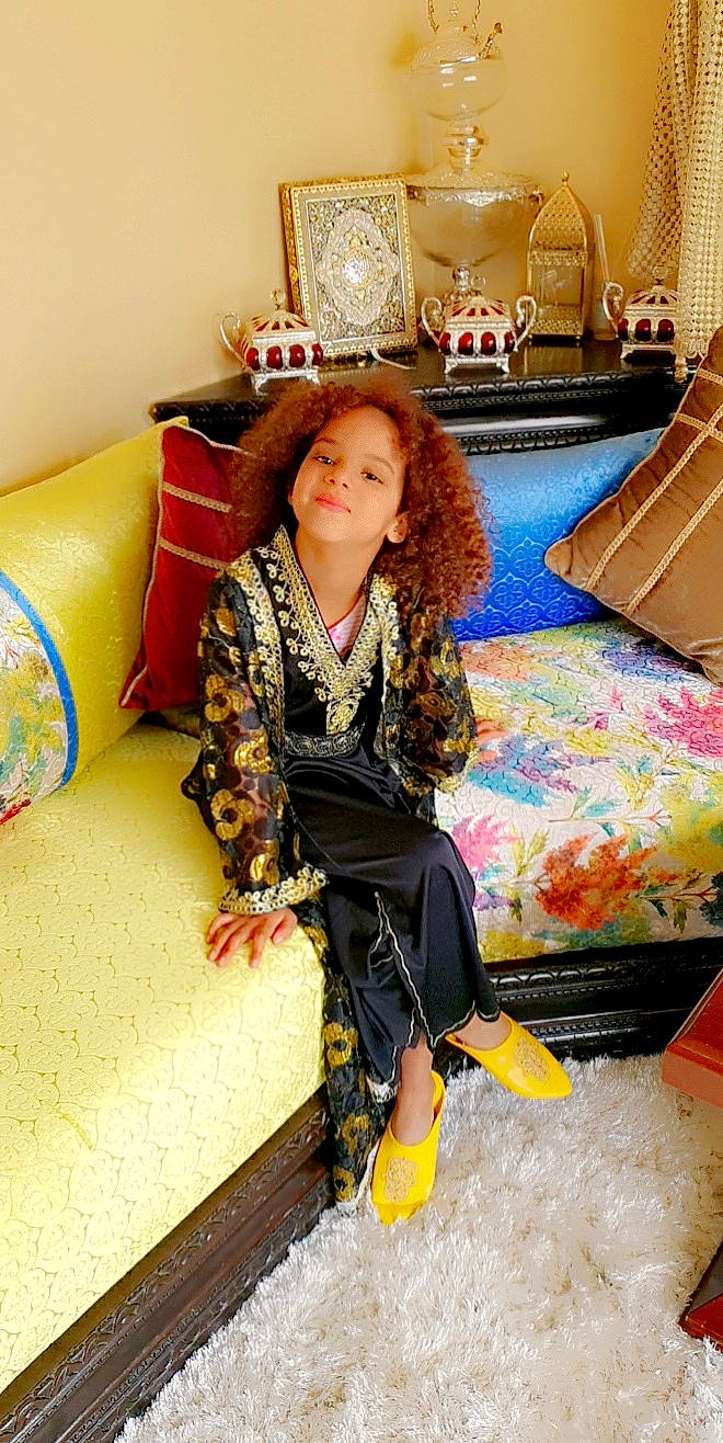 Jasmine participe au concours pour gagner de l'argent avec cette photo : beauty, child, comfort, couch, fashion, fashion_design, flooring, fun, happy, human_leg, knee, leisure, living_room, pattern, person, room, sitting, textile, thigh, travel