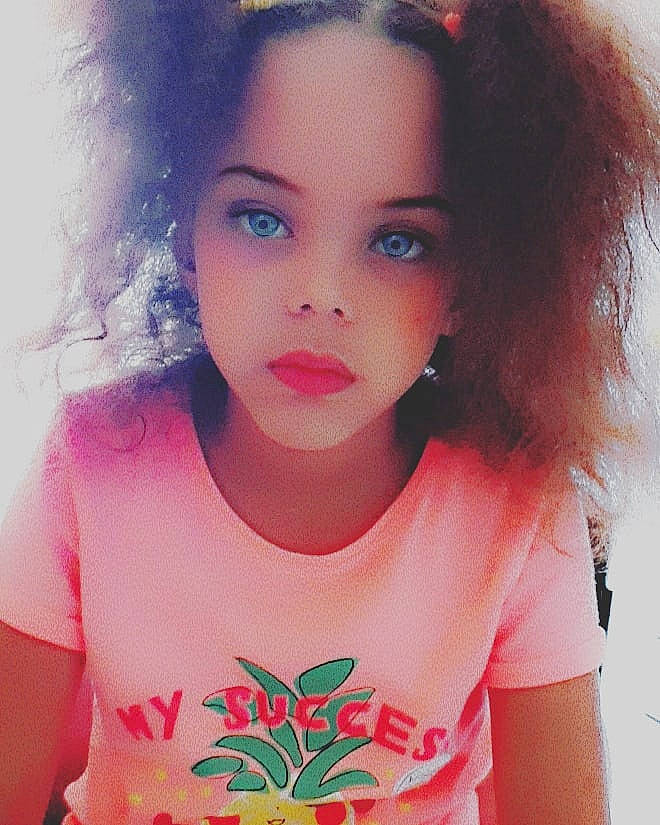 Jasmine a rejoint le concours — aidez-le/la à gagner de superbes lots ! cheek, chin, eye, eyebrow, eyelash, forehead, hair, happy, head, iris, jaw, lip, lipstick, neck, nose, organ, person, pink, shoulder, skin