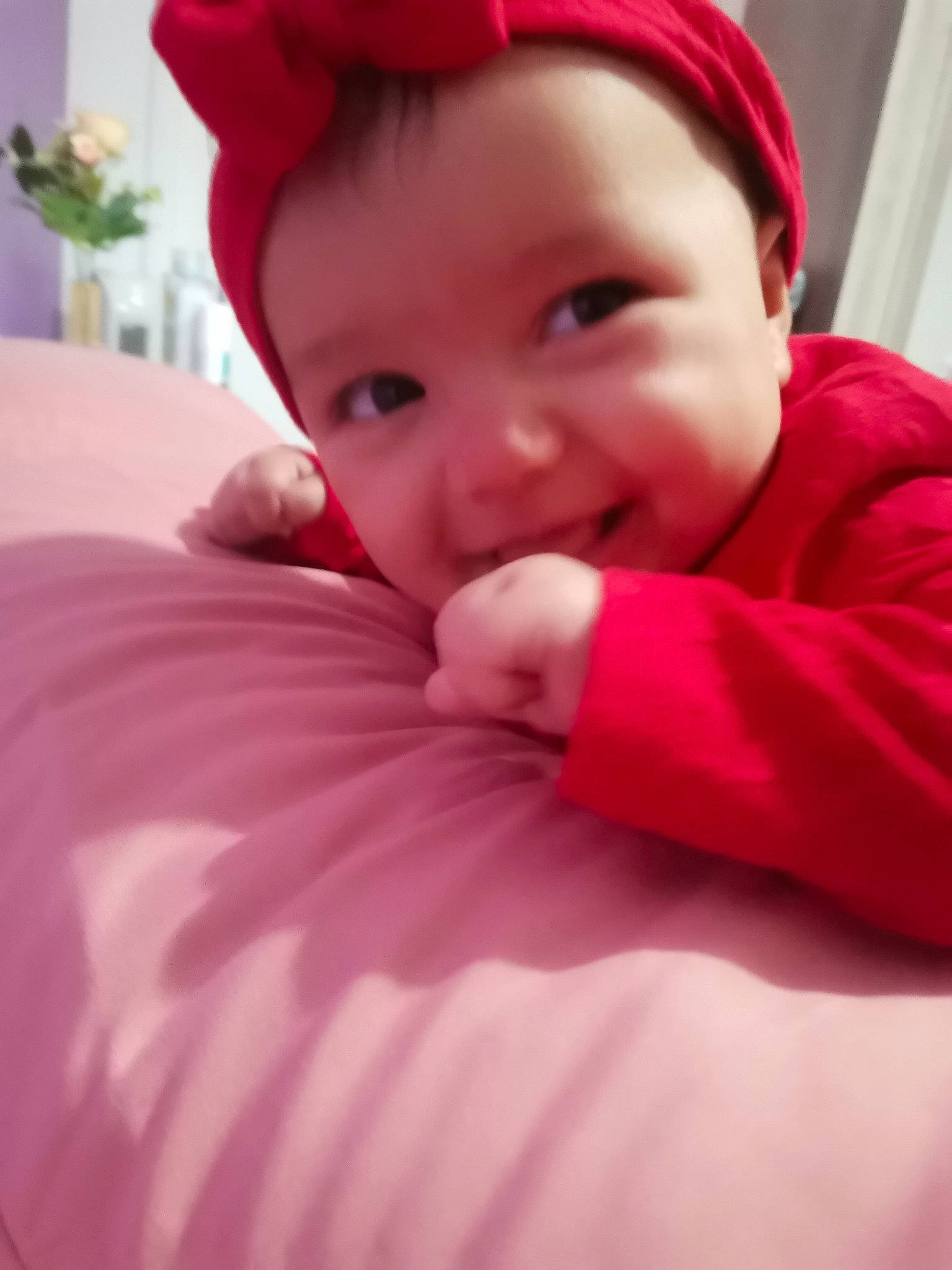 Sarah a rejoint le concours — aidez-le/la à gagner de superbes lots ! baby, baby_toddler_clothing, cap, carmine, cheek, child, comfort, fun, fur, happy, houseplant, linens, lip, magenta, person, pink, plant, room, sleeve, smile